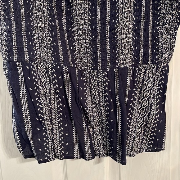 Navy and White Top Super Cute - Picture 2 of 4